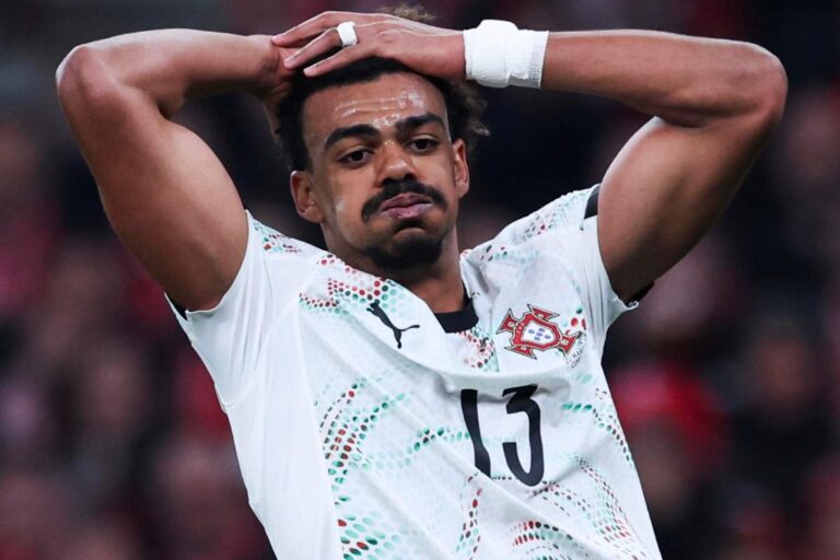 Renato Veiga con le mani tra i capelli