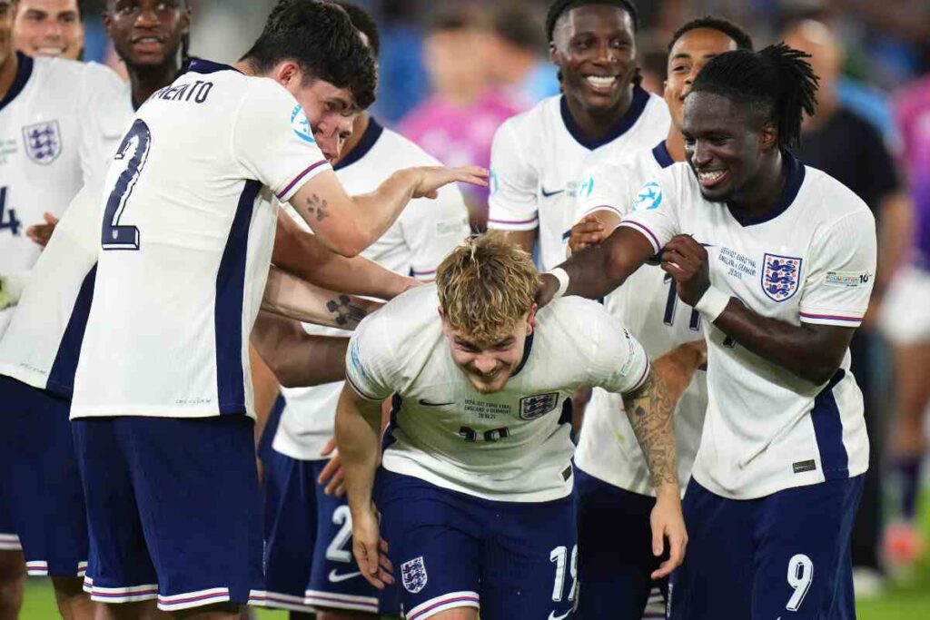 Rowe esulta con i compagni