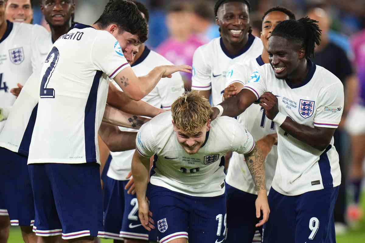 Rowe esulta con i compagni