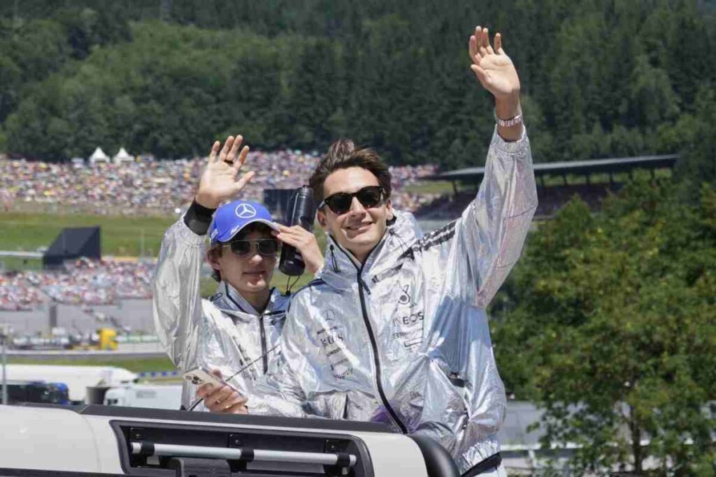 Antonelli e Russell salutano nella parata prima della gara con indosso la giacca CLIMACOOL di adidas