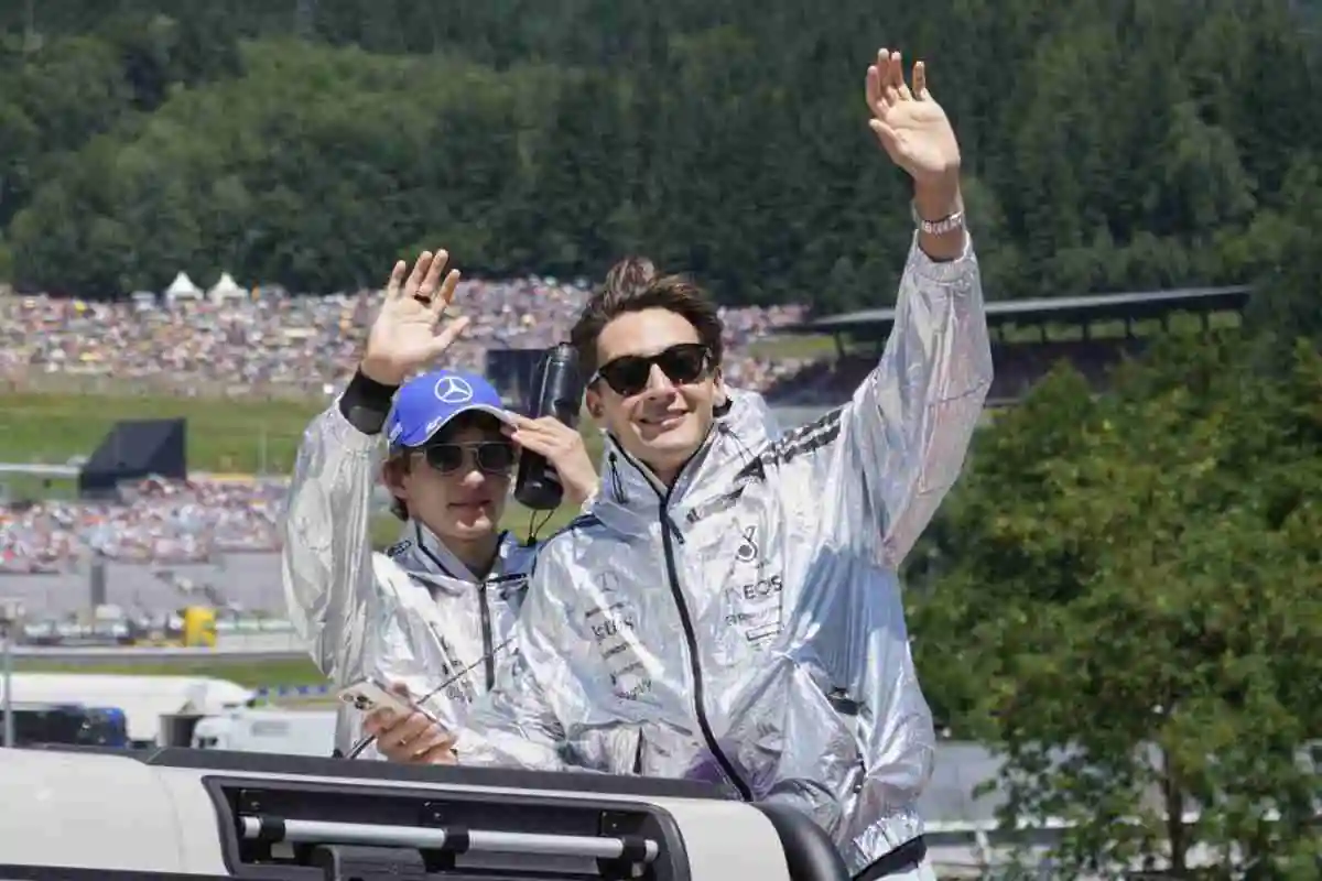 Antonelli e Russell salutano nella parata prima della gara con indosso la giacca CLIMACOOL di adidas