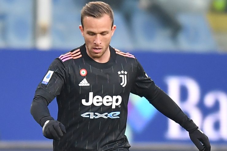 Arthur in campo con indosso la maglia della Juventus
