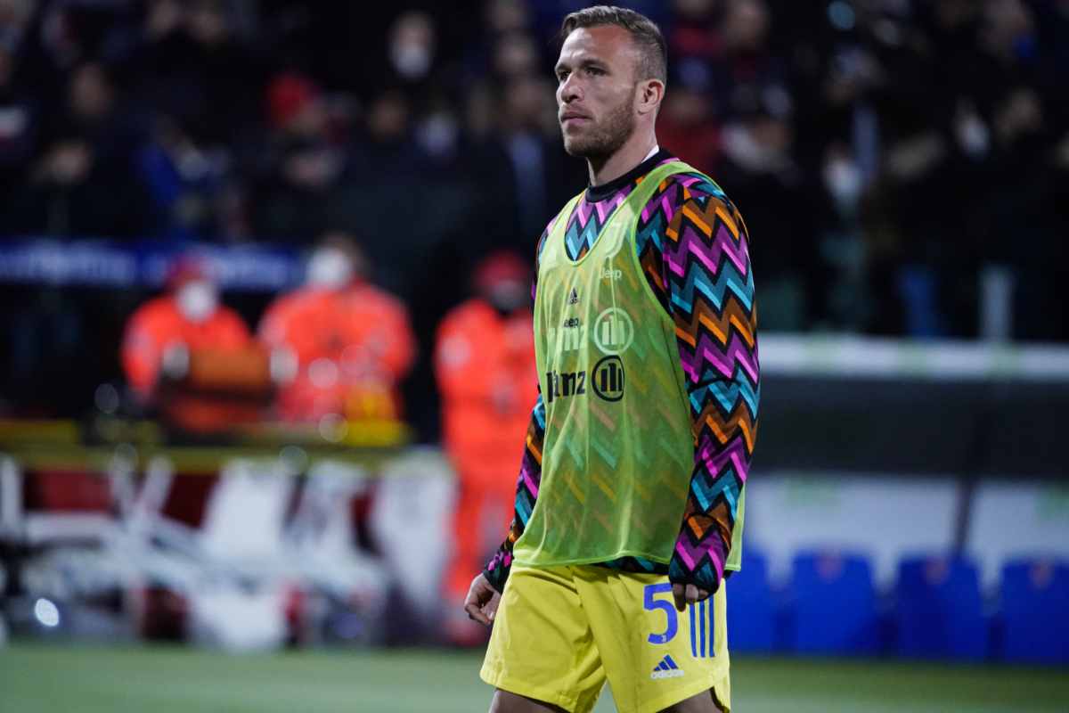 Arthur con gli abiti da allenamento della Juventus