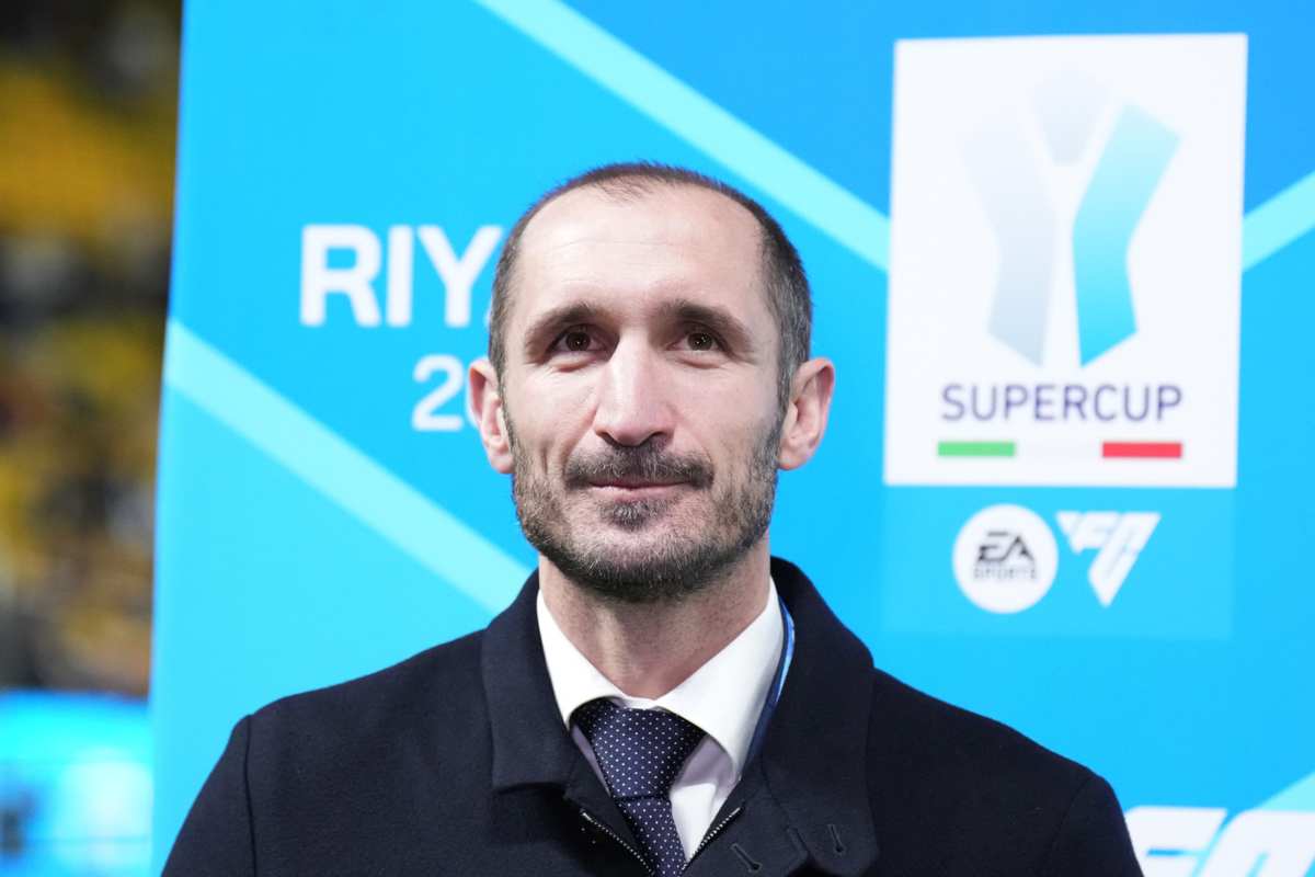Chiellini in abiti dirigenziali