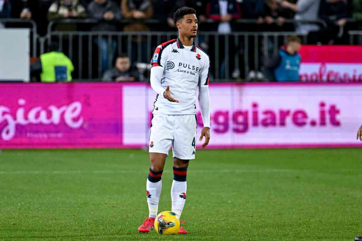 De Winter gestisce palla con indosso la maglia del Genoa