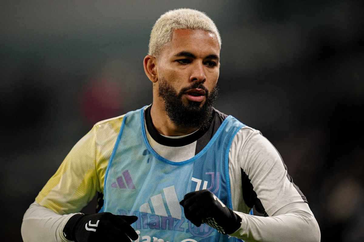 Douglas Luiz si riscalda con gli abiti della Juventus