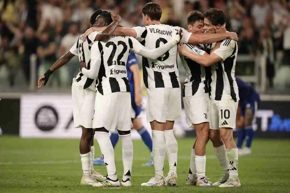 La Juventus festeggia in cerchio dopo un gol