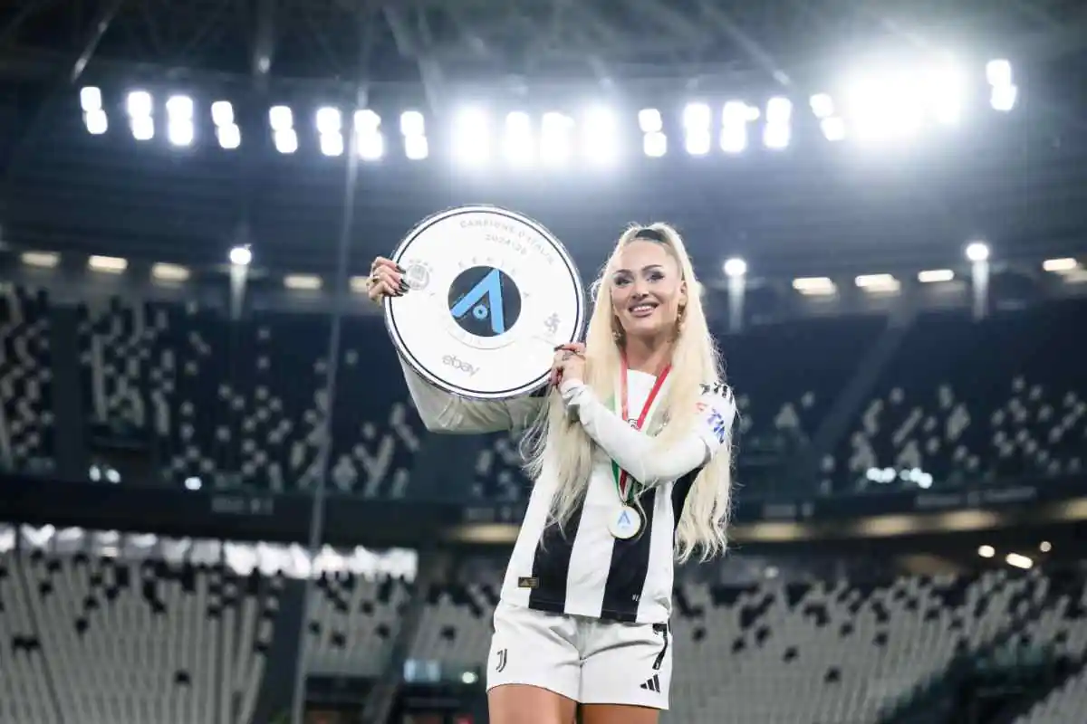 Alisha Lehmann con il trofeo della Serie A Women