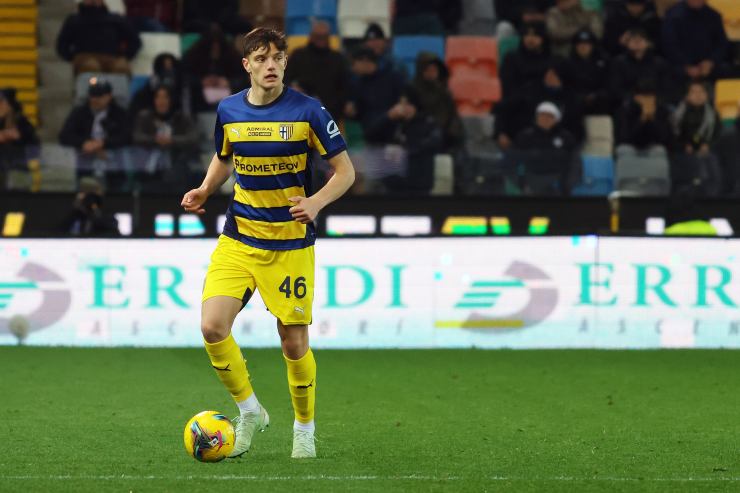 Leoni gestisce palla in campo con indosso la maglia del Parma