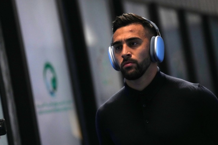 Nico Gonzalez in vesti borghesi con le cuffie alle orecchie