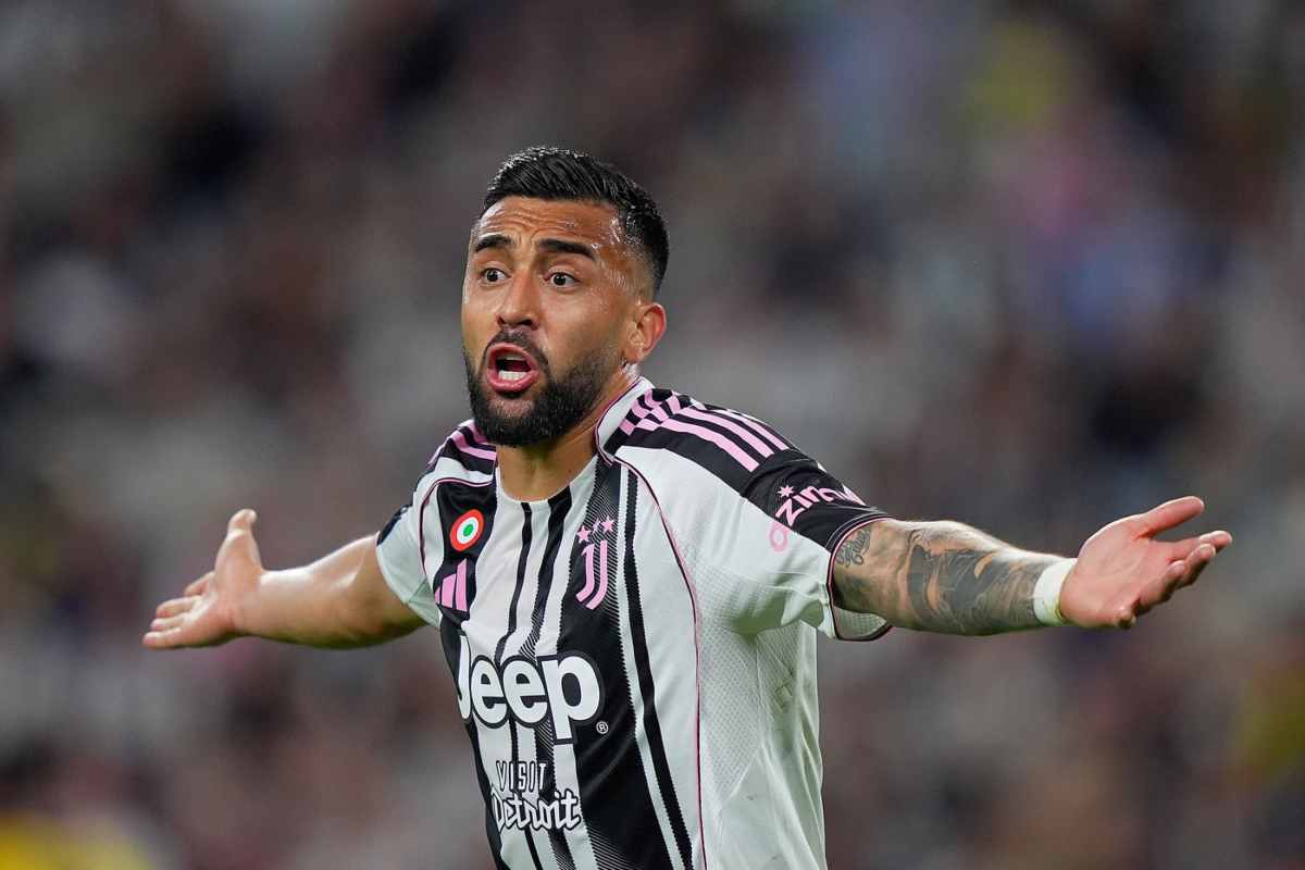 Nico Gonzalez con le braccia larghe in campo con indosso la maglia della Juventus