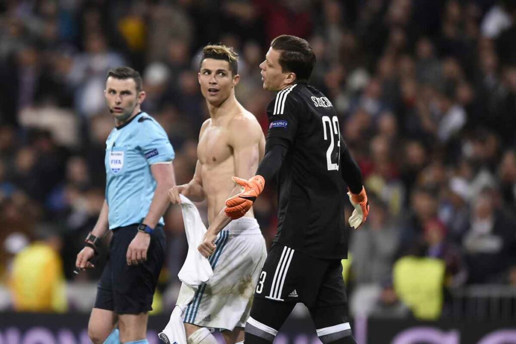 Cristiano Ronaldo e Szczesny confabulano dopo il rigore decisivo del portoghese segnato nel ritorno dei quarti di finale di Champions League del 2018, sullo sfondo l'arbitro Oliver