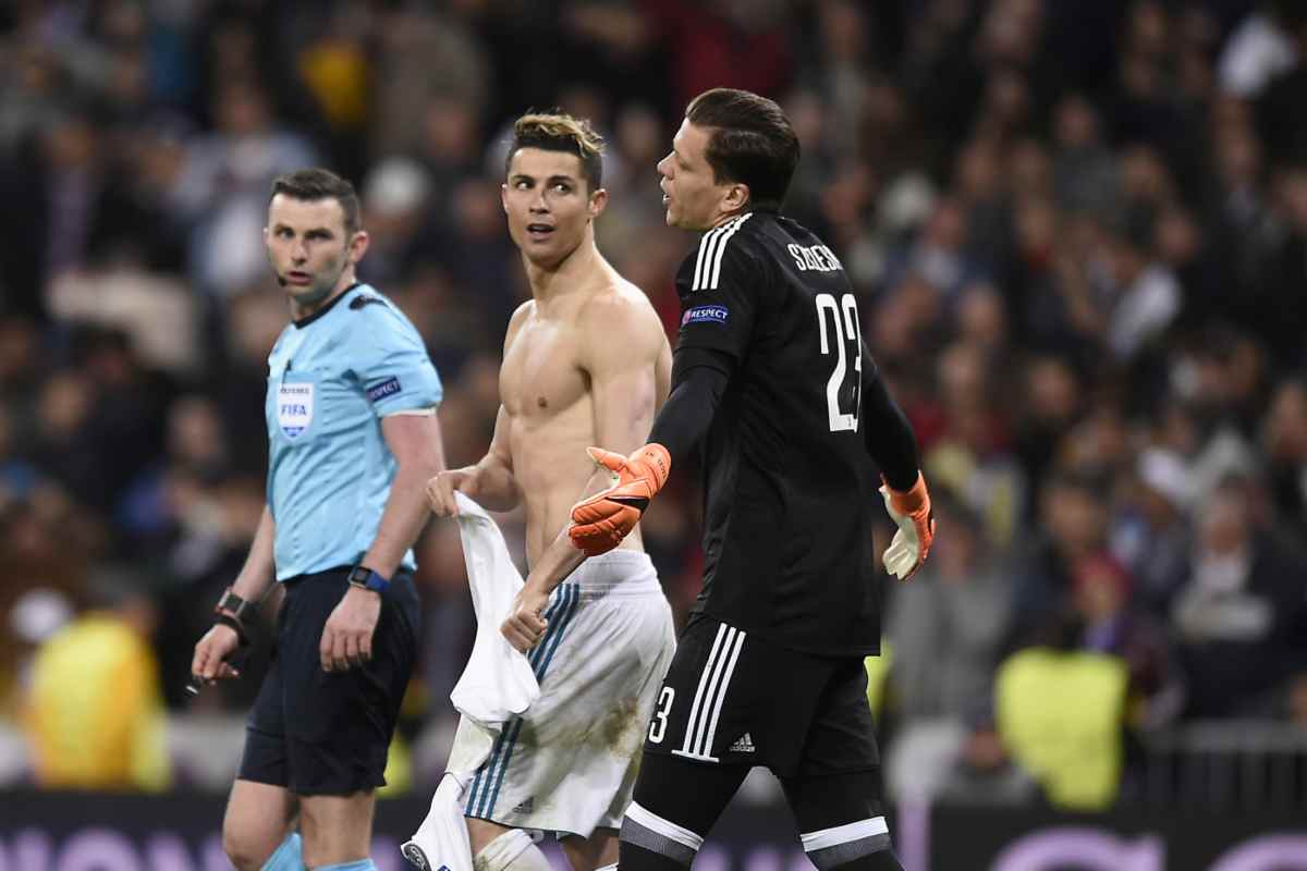 Cristiano Ronaldo e Szczesny confabulano dopo il rigore decisivo del portoghese segnato nel ritorno dei quarti di finale di Champions League del 2018, sullo sfondo l'arbitro Oliver