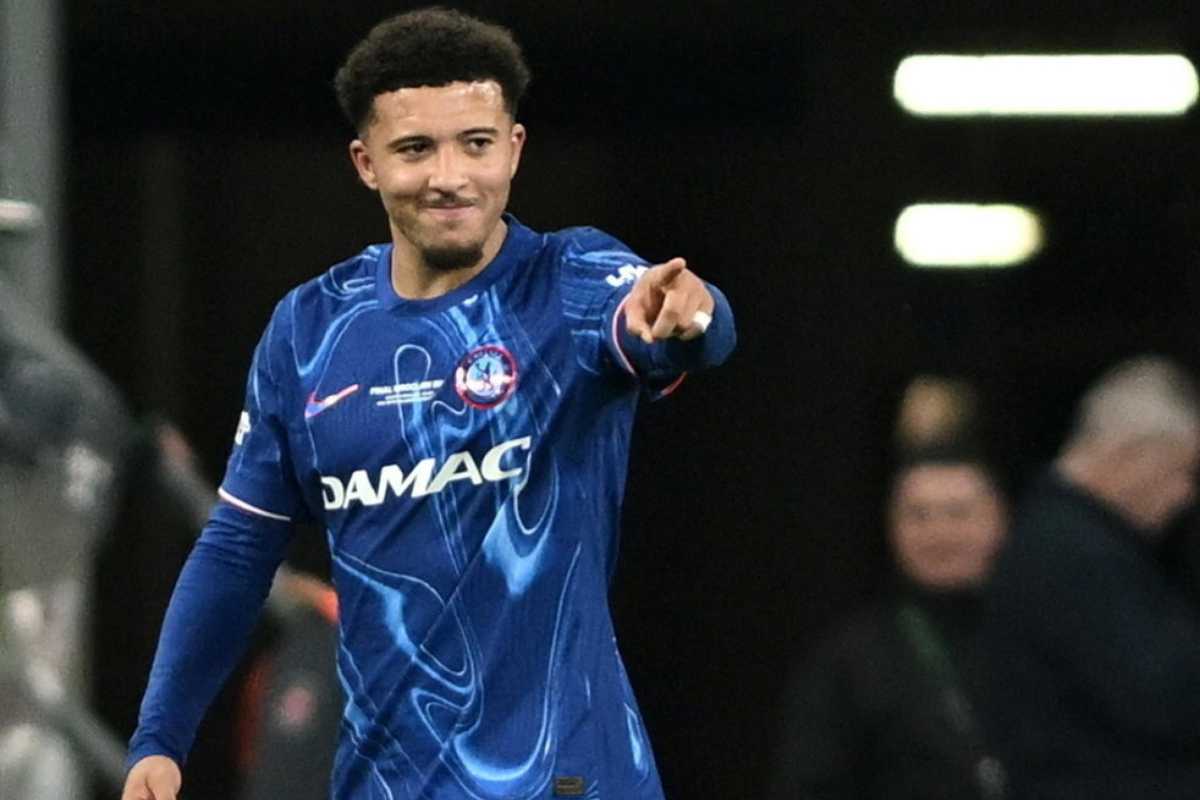 Sancho esulta con indosso la maglia del Chelsea