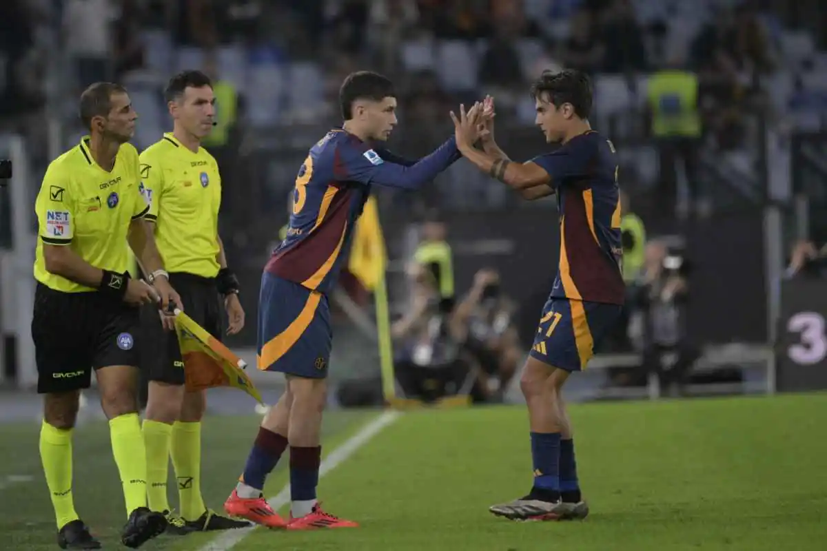 Soulé dà il cambio a Dybala con indosso la maglia della Roma