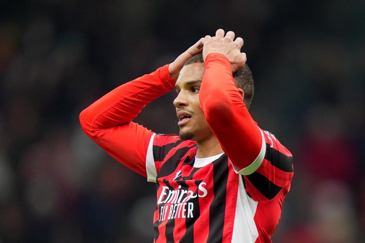 Thiaw in campo con la maglia del Milan e le mani sulla testa