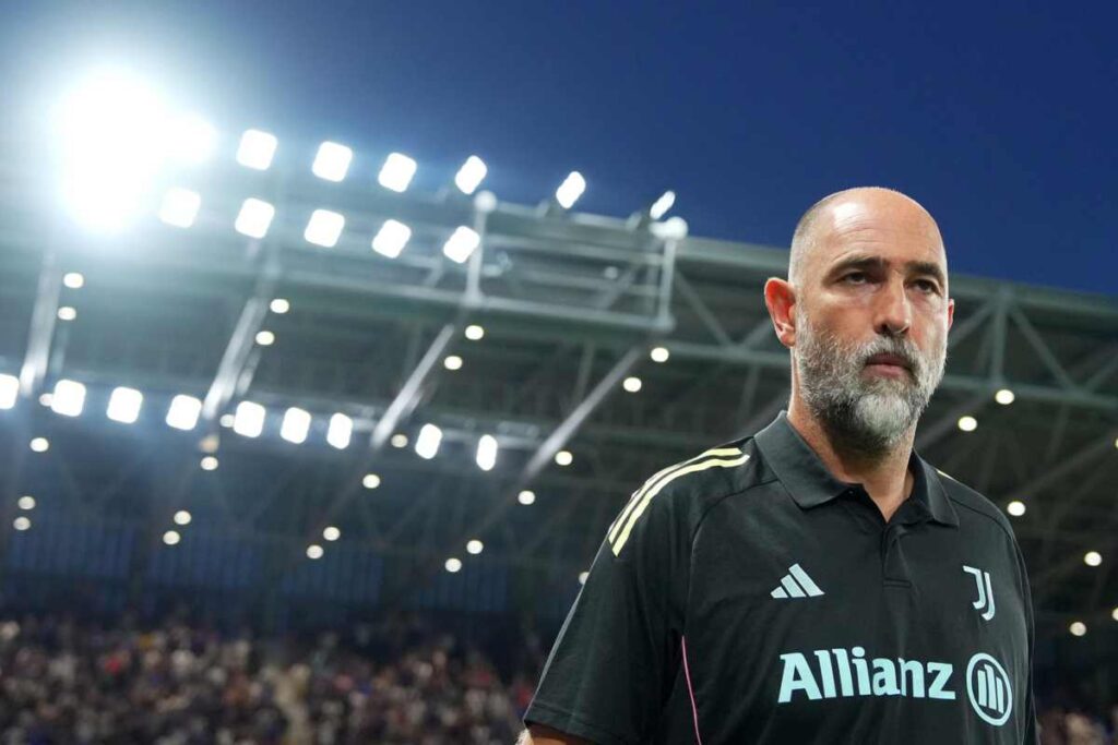 Tudor osserva con lo sguardo cupo da bordo campo