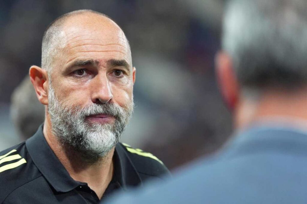 Tudor osserva preoccupato da bordo campo