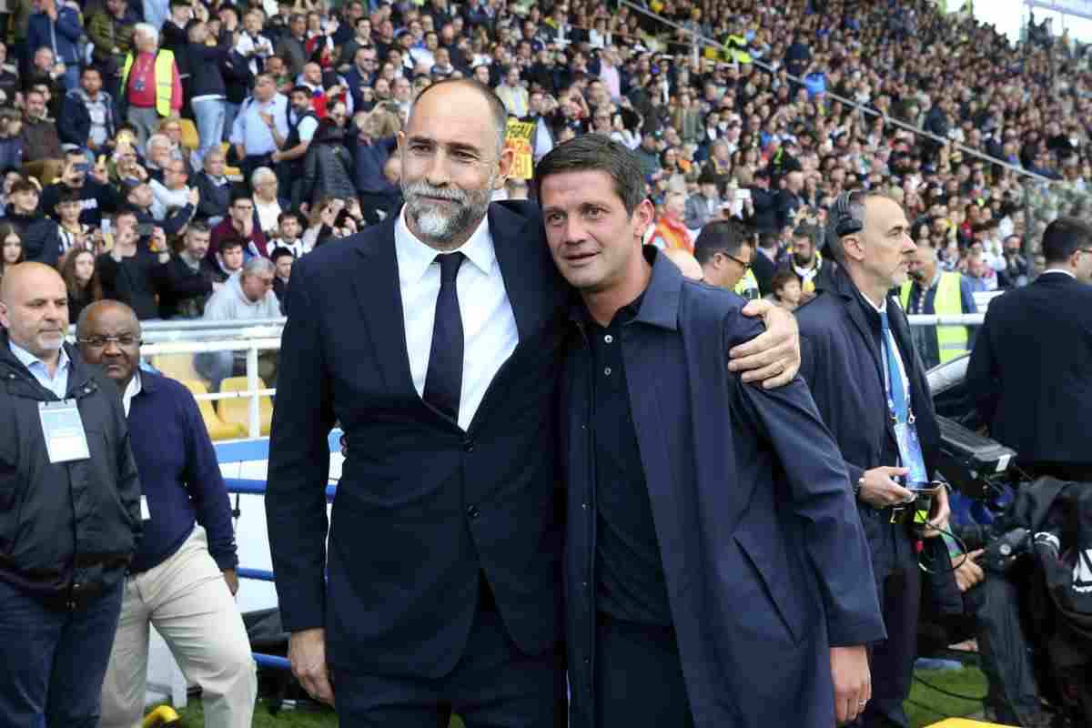 Tudor e Chivu abbracciati sorridenti a bordo campo