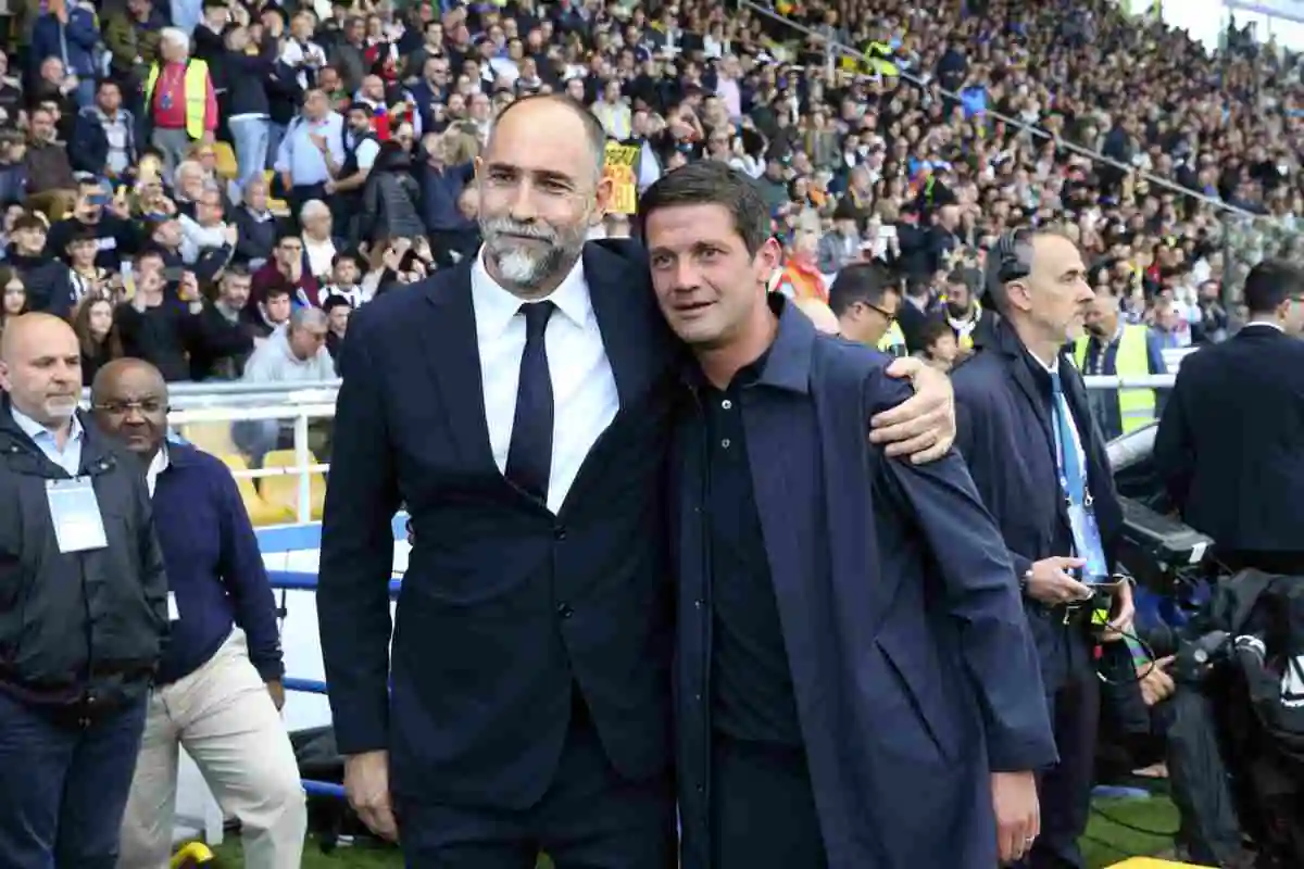 Tudor e Chivu abbracciati sorridenti a bordo campo