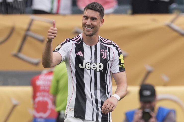 Vlahovic con il pollice in su in campo con la maglia della Juventus