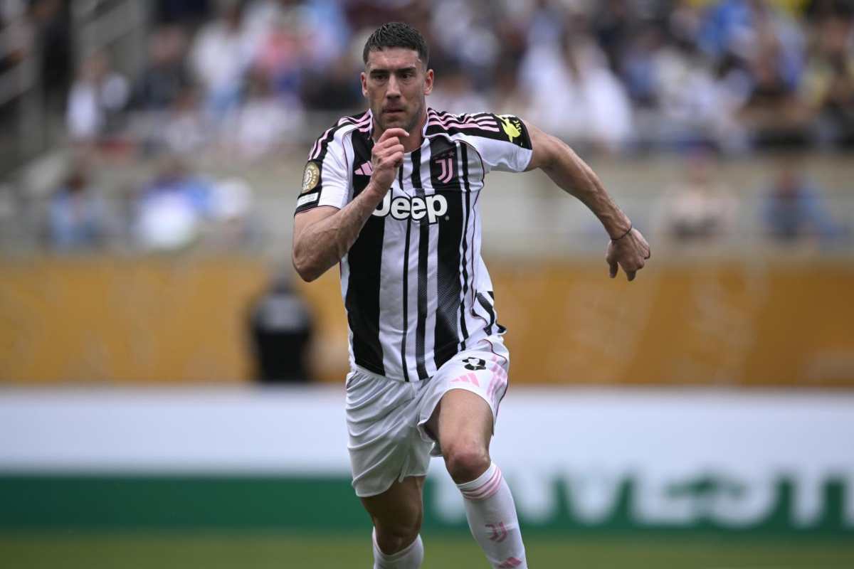 Vlahovic in campo con la maglia della Juventus