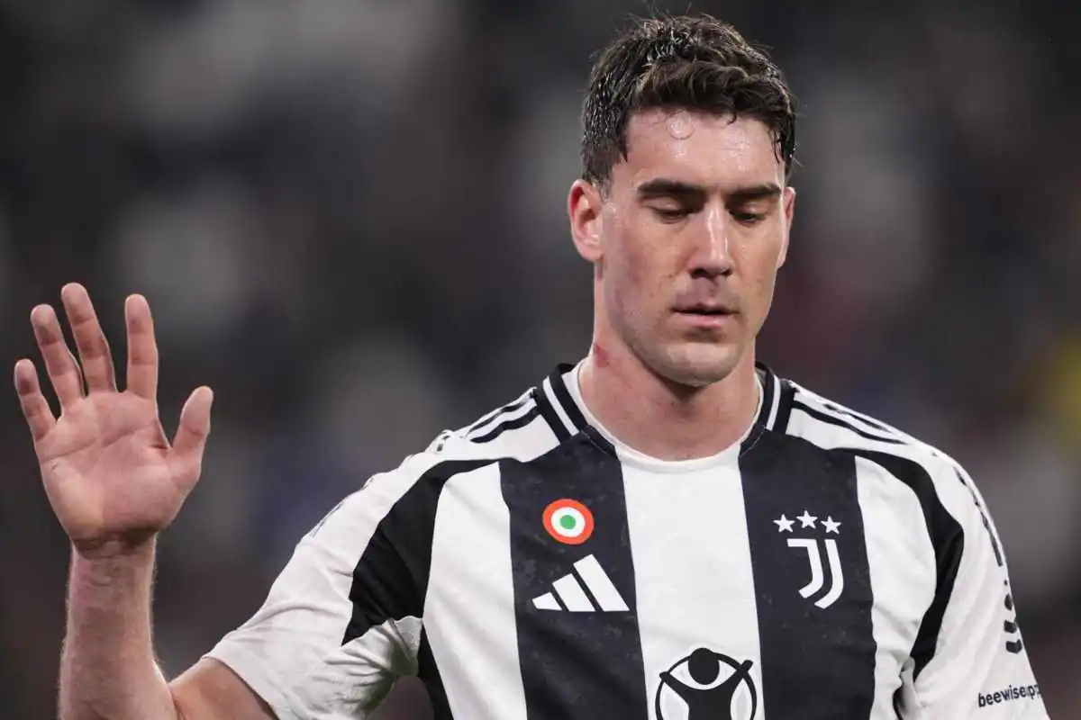 Vlahovic esce dal campo salutando sconsolato con indosso la maglia della Juventus