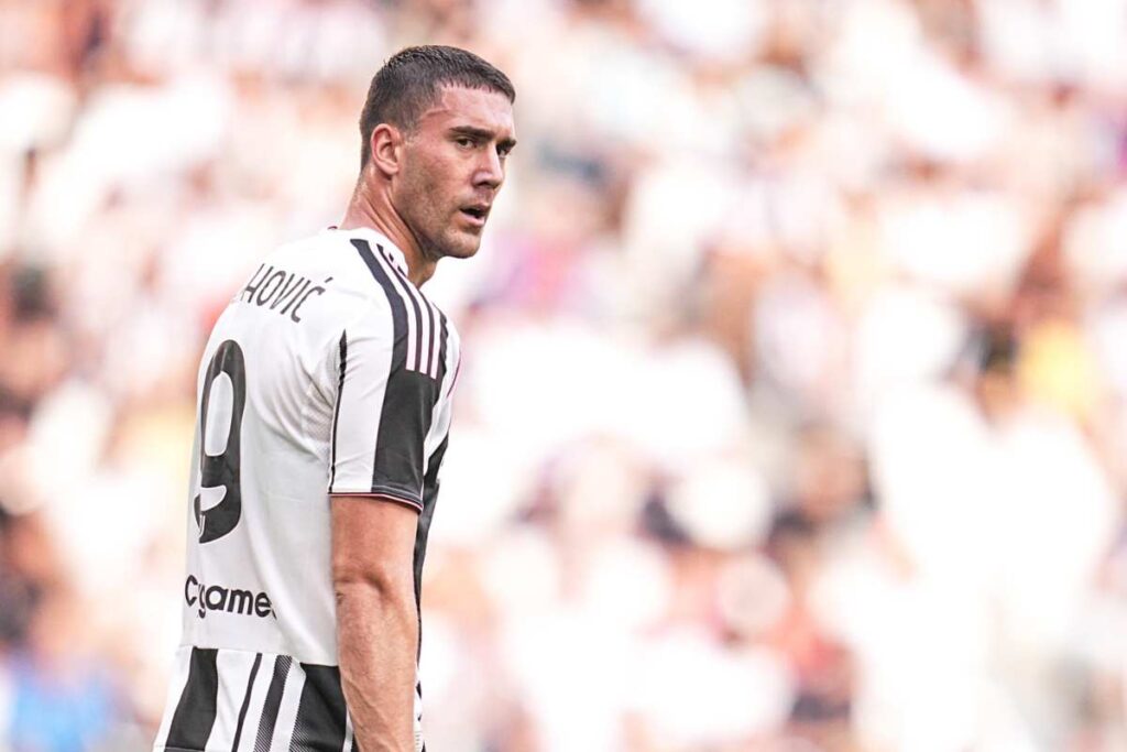 Vlahovic in campo con la maglia della Juventus