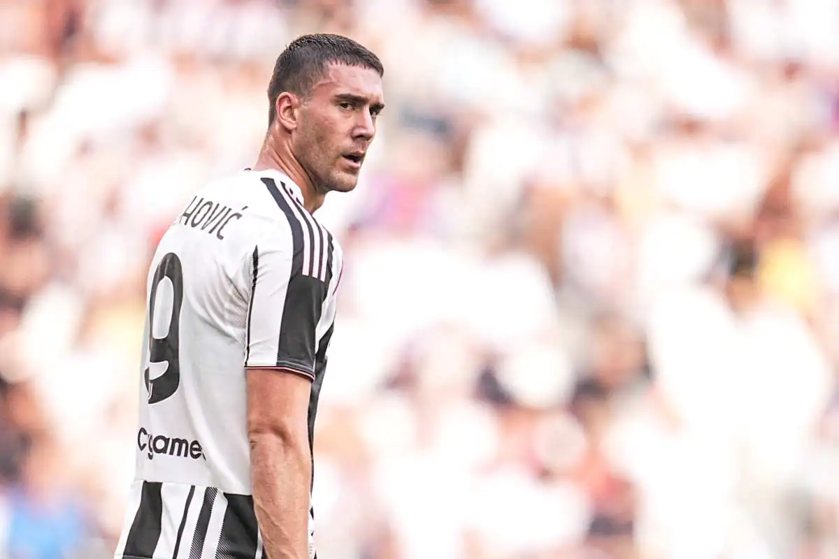 Vlahovic in campo con la maglia della Juventus