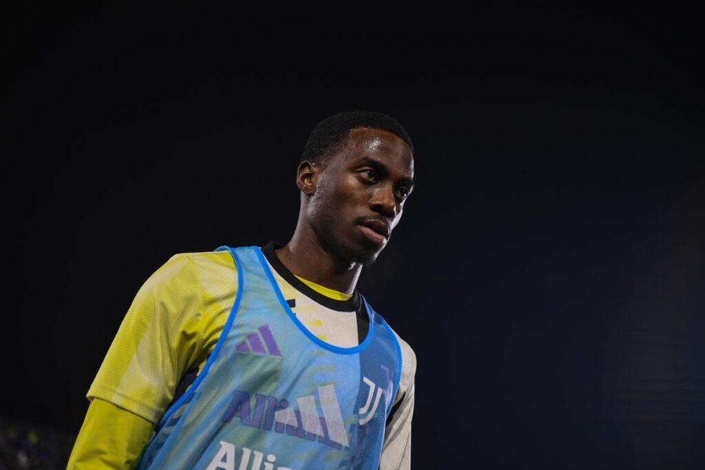 Weah con gli abiti da riscaldamento della Juventus