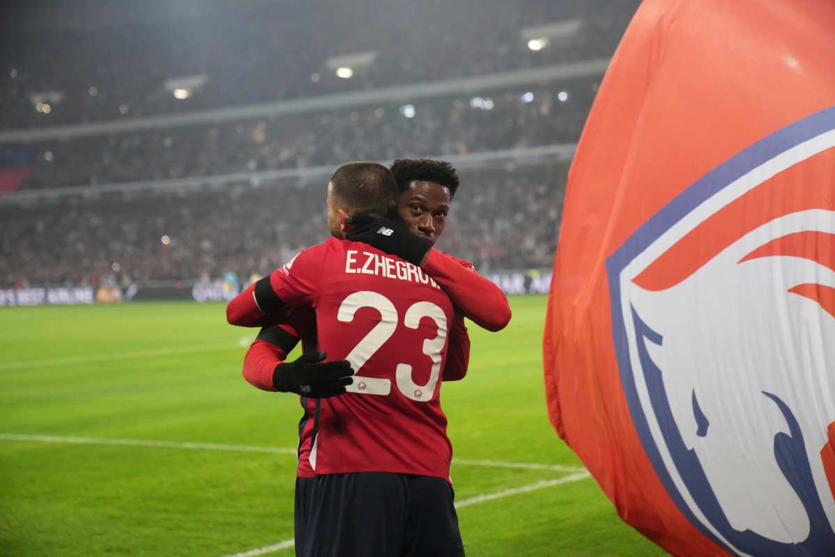 Zhegrova e David festeggiano abbracciati dopo un gol con il Lille