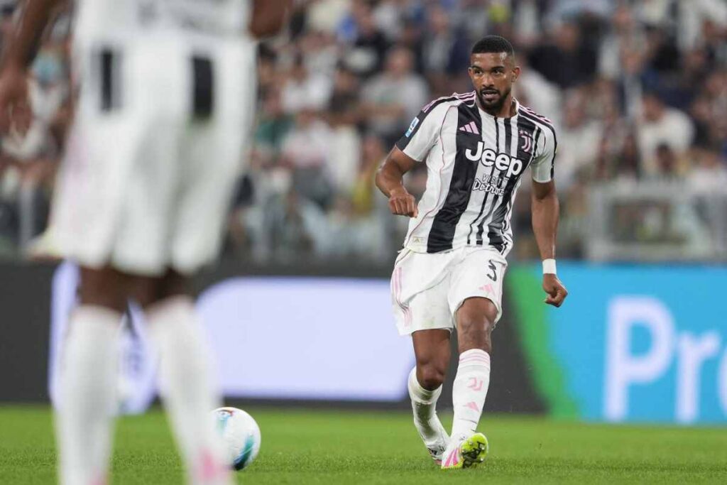 Bremer che effettua un passaggio con la maglia della Juve