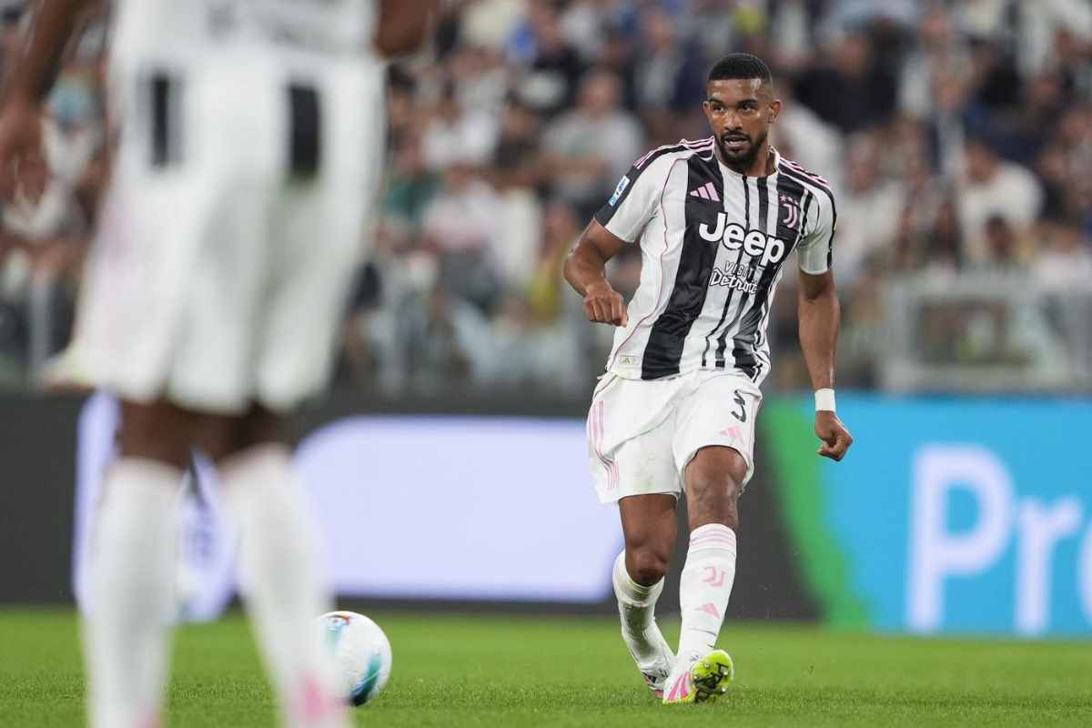 Bremer che effettua un passaggio con la maglia della Juve