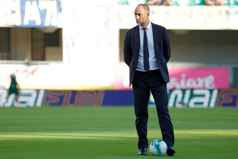 Igor Tudor pensieroso a bordo campo