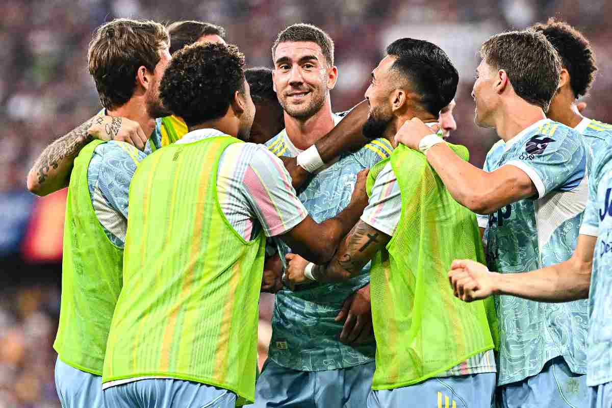 Giocatori Juve si abbracciano