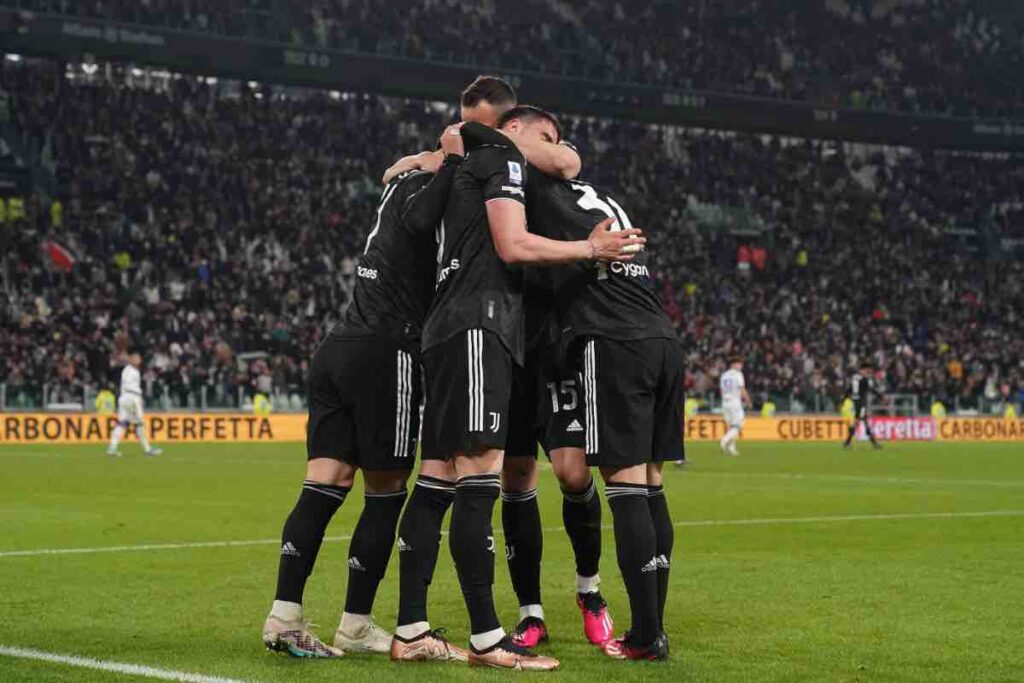 Giocatori Juventus si abbracciano