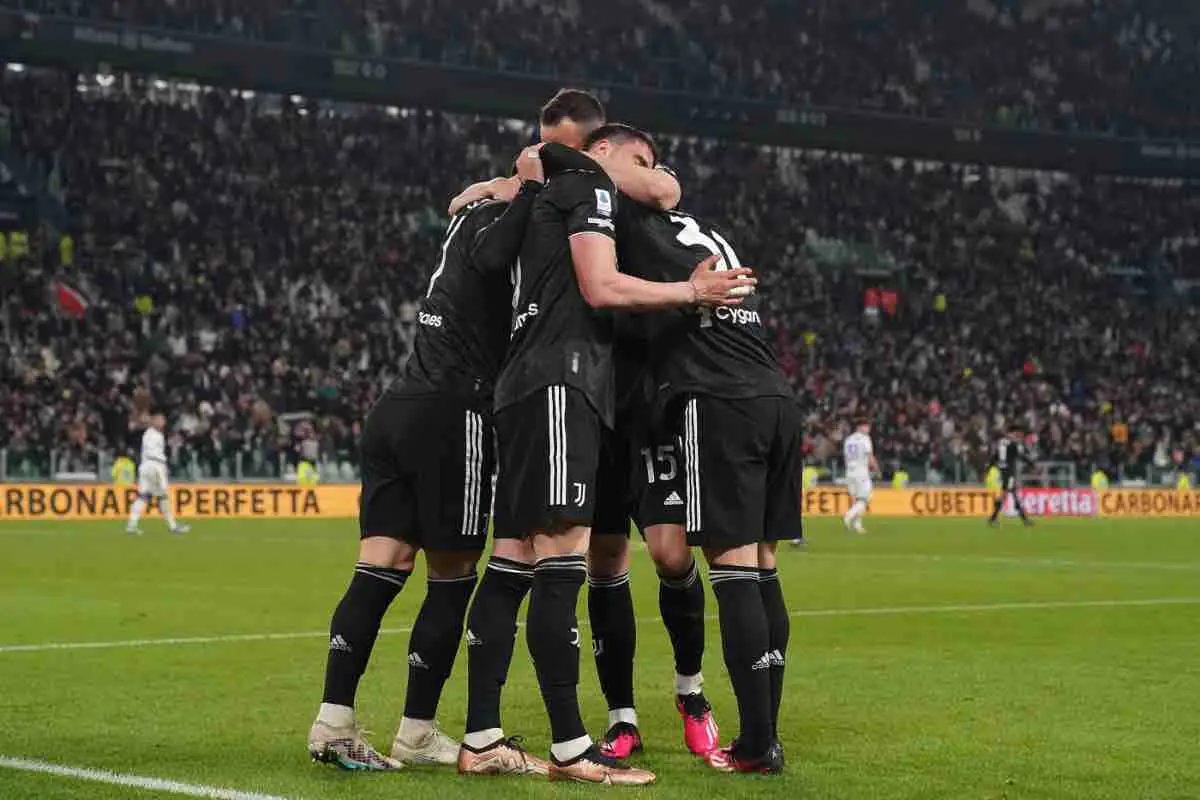 Giocatori Juventus si abbracciano