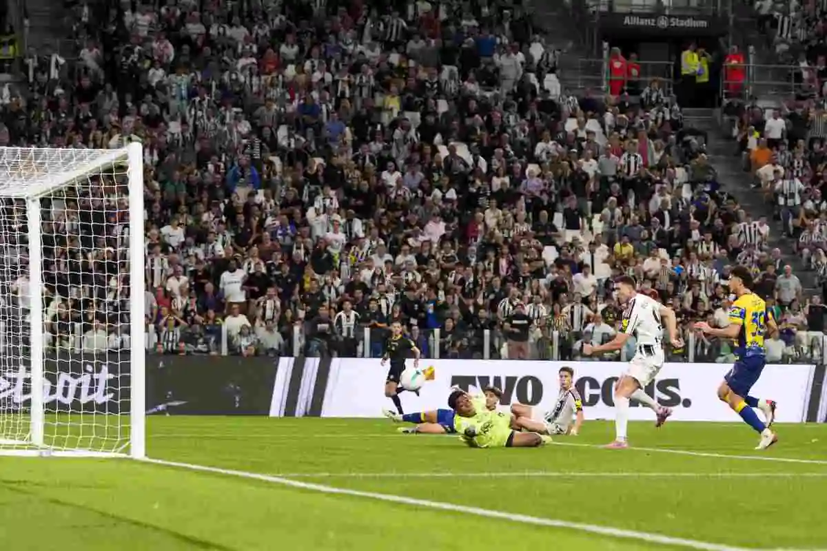 Vlahovic in gol contro il Parma