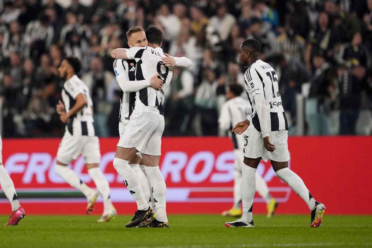 Koopmeiners e Vlahovic si abbracciano