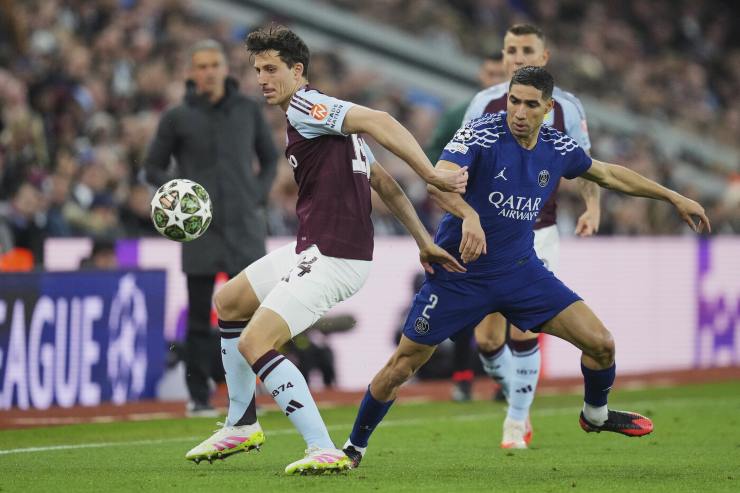 Pau Torres in Champions con la maglia dell'Aston Villa