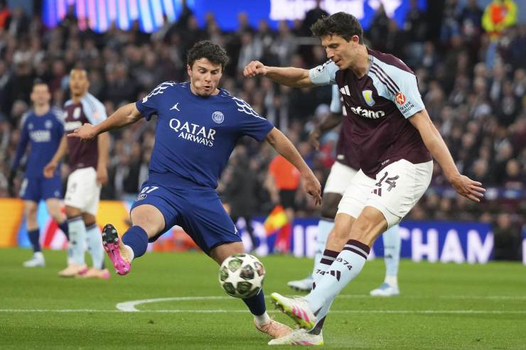 Pau Torres in campo con l'Aston Villa