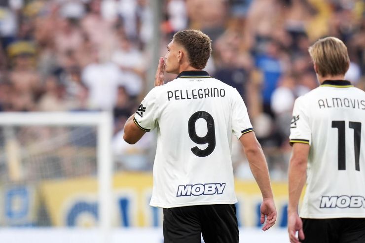 Pellegrino di spalle che manda un bacio