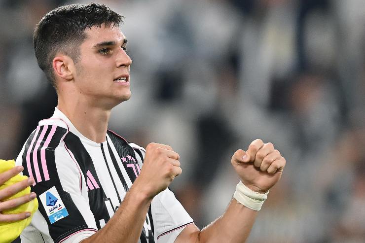 Adzic esulta con indosso la maglia della Juventus