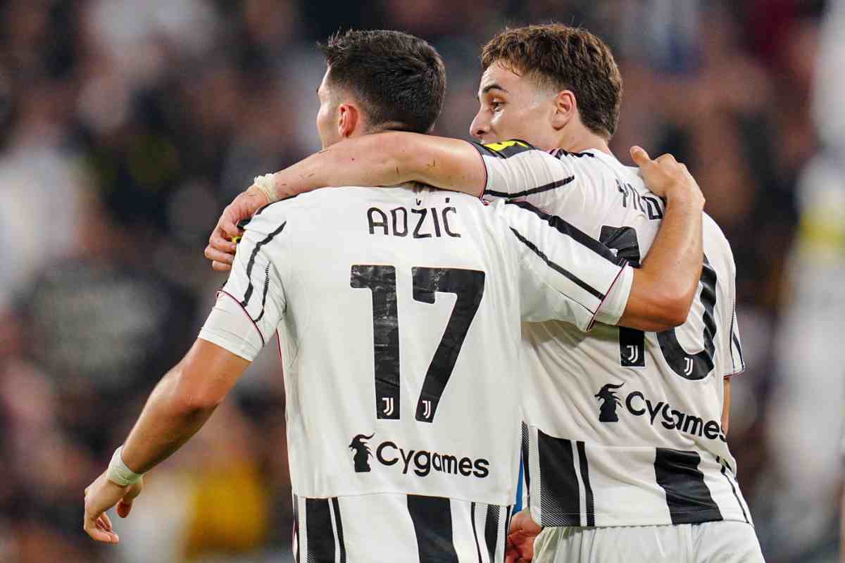 Adzic e Yildiz abbracciati con indosso la maglia della Juventus