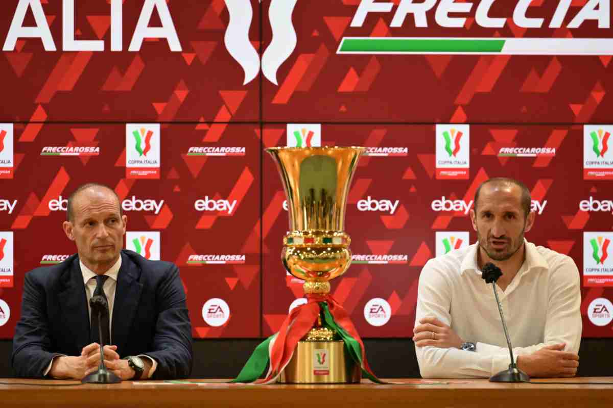 Allegri e Chiellini in conferenza stampa con in mezzo il trofeo della Coppa Italia