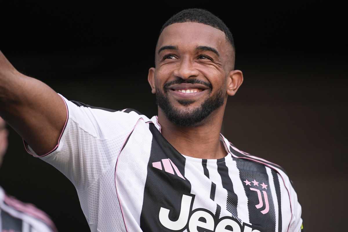 Bremer sorridente con indosso la maglia della Juventus