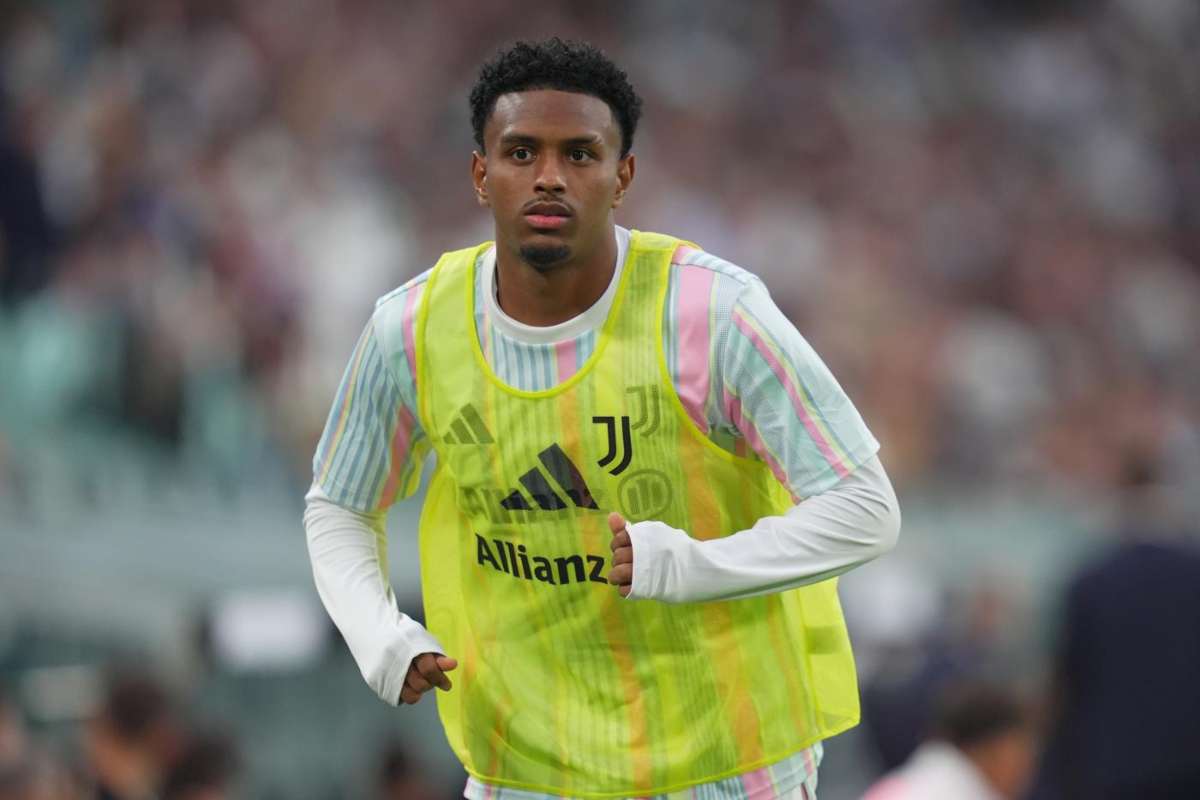 Cabal si riscalda con indosso la pettorina della Juventus