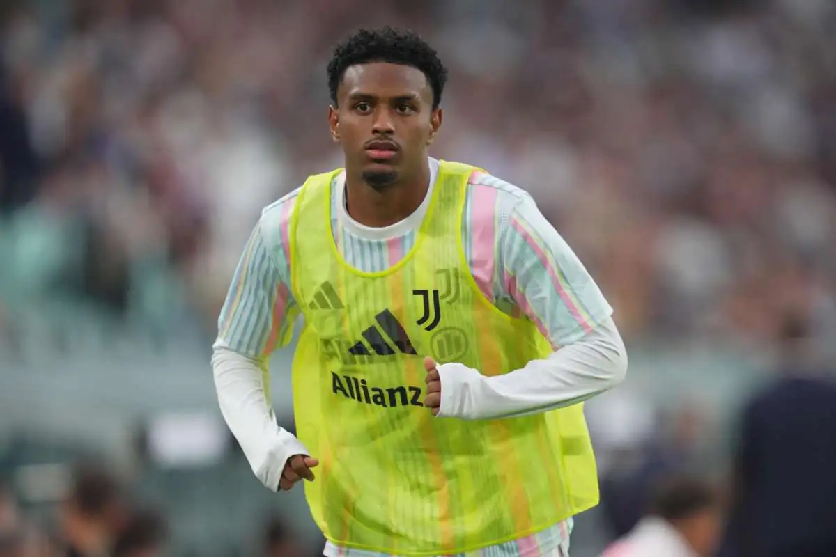 Cabal si riscalda con indosso la pettorina della Juventus