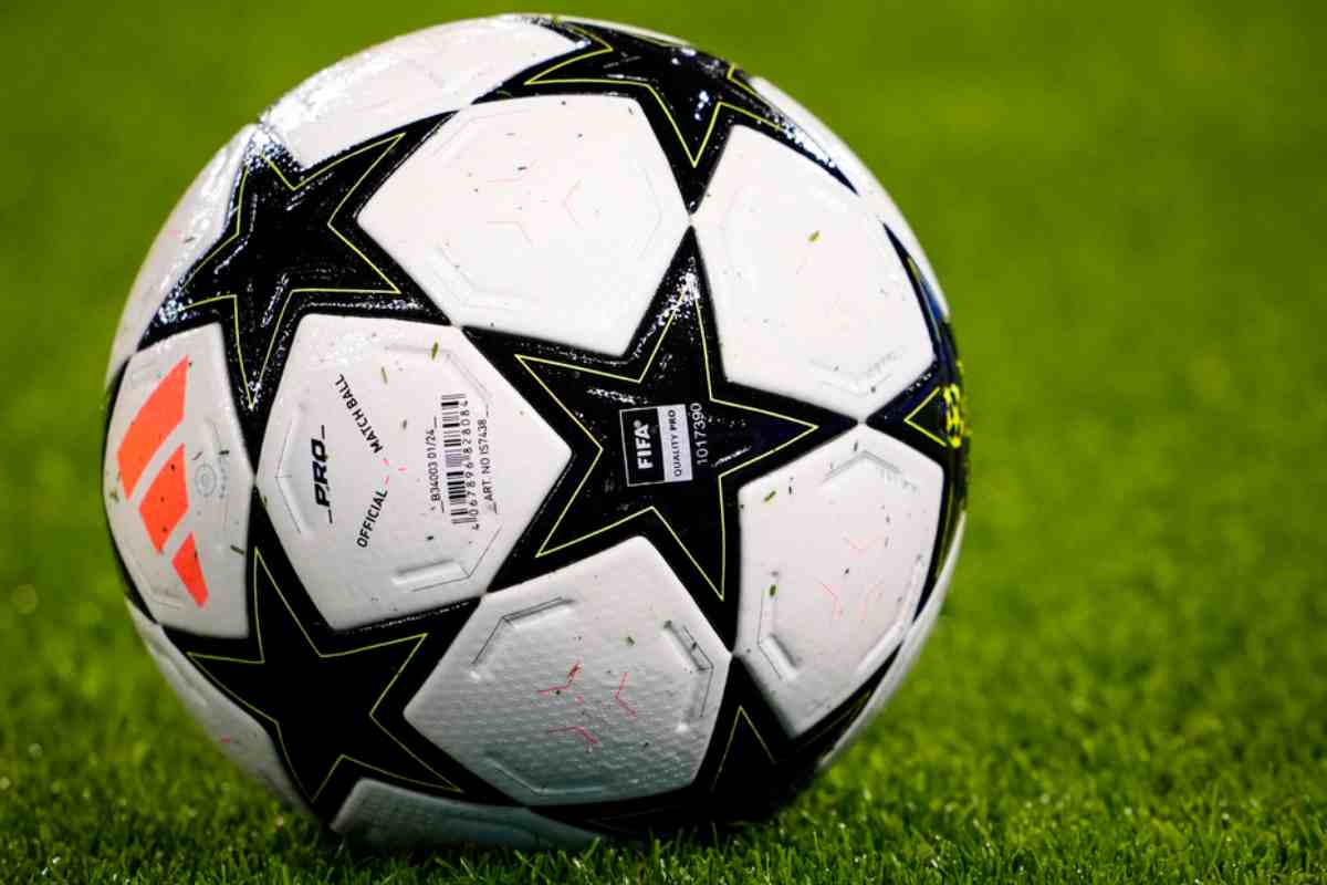 Il pallone della Champions League sul terreno di gioco