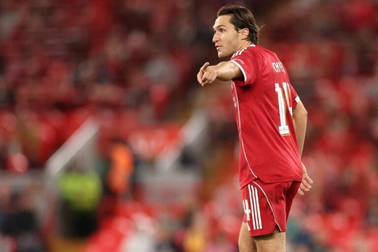 Chiesa indica in campo con indosso la maglia del Liverpool